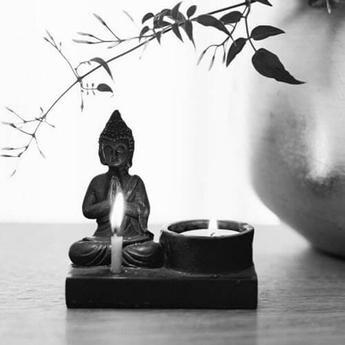 Kleiner Buddha mit Kerze