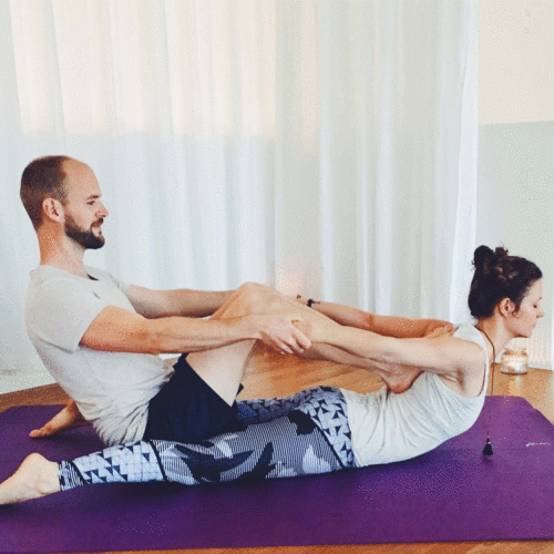 Adrian und Fabia im Partner Yoga