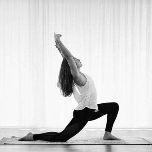 Mari in der Yogaposition Low Lunge im STUDIO FAYO